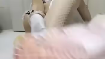易直播軟軟浴室自拍福利，白絲網襪用口幫你弄出來