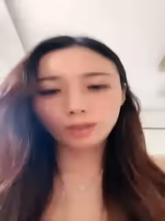 已婚騷人妻家裡沒人陪狼友發騷，農村大院屋裡騷完院裡騷，聽狼友指揮互動撩騷揉奶玩逼看特寫，精彩不要錯過