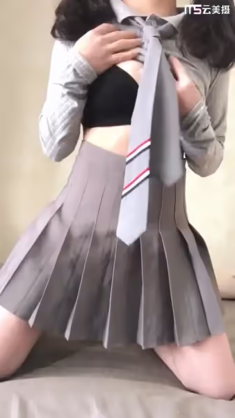 歲醬jk制服1口[來自喵星的歲醬]自拍