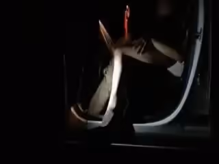 車震某網紅大半夜穿著性感白絲高跟和炮友驅車到高速路玩車震