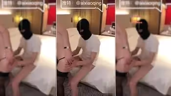 艾小青是誰？艾小青是一位嫩模女神，經常在線下和土豪約拍，這一部糖心vlog的在線視頻中，艾小青穿著ol制服和黑絲，在酒店潛規則自己的男下屬