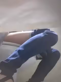 拍牛仔褲妹子上廁所