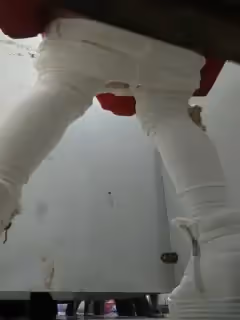 距離偷拍白褲子少婦角度剛剛好碩大的屁股就在眼前