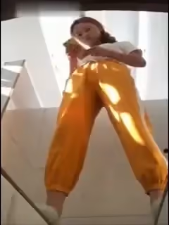 差點讓美女發現攝像頭)