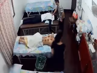 監控偷拍按摩店拔火罐的大奶妹一對雪白的酥乳巍然挺立