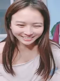 溫柔的小少婦露臉深夜撩騷互動狼友，脫了襯衫就開始騷，揉奶玩逼自慰，逼逼里塞著跳蛋，扣著逼要舔狼友雞巴