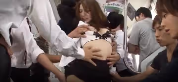地跌上的變態男子一起侵犯美女無得抗拒