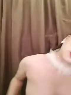 近日剛播身材好到爆炸美妞，解開內衣兩個大奶蹦出來