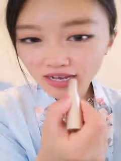 人妻的誘惑，露臉火辣艷舞刺激狼友，揉奶玩逼自己叼著內褲揉捏騷奶子，淫聲盪語互動撩騷，吸吮手指都流口水