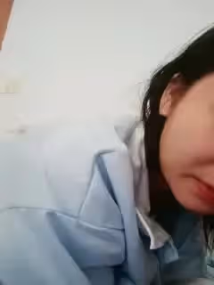 清純的良家小妹全程露臉在家發騷，奶子翹挺逼逼很肥啊，玩的好嗨掰開騷穴給狼友看，自慰陰蒂呻吟精彩又刺激