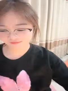 氣質超甜眼鏡妹！說話溫柔密碼房！撩起衣服肉感，白嫩柔軟奶子，跳蛋振動棒震穴，表情很享受