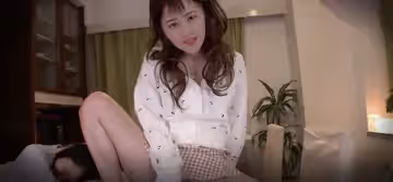 景甜 漂亮的小姨子趁姐姐熟睡後