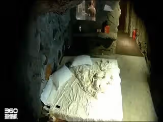 一個公司上班的年輕熱戀情侶趁著午休開鐘點房激情來一發!。