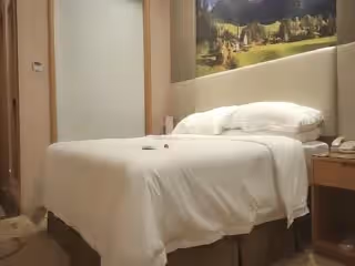 小馬尋花約來足療女技師吃完外賣刮下毛繼續操,跳蛋震動跪地插嘴,騎乘扶著屁股後入。