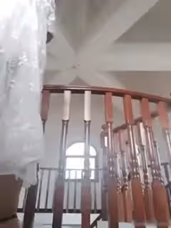屁股圓潤性感的美女主播為增加收益約網友在風景旅遊區城樓上露天啪啪擔心被發現又到樓梯上操國語。