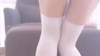 微博福利姬九尾狐狸M(咬一口小奈櫻)自拍福利，性感白絲美腿
