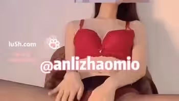 暗裡著迷是誰？暗裡著迷是推特的網紅女神，這一部私拍視頻資源中，暗裡著迷姐姐全程喘叫不停，特別的頂