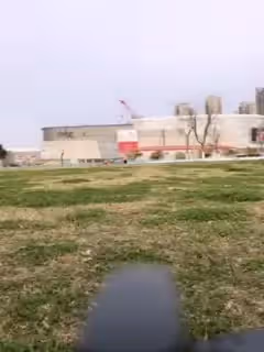 魅心主播這次在戶外搭帳篷。
