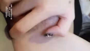 我是你可愛的小貓是誰？我是你可愛的小貓是知名的網紅女神，這一部私拍福利視頻中，我是你可愛的小貓出穿著女僕裝，性感的露出自己的爆乳，非常的誘人