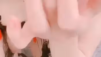 桃桃谷是誰？桃桃谷是新晉網紅女神，這一部天台露出福利視頻中，桃桃谷穿著情趣裝，特別的sao