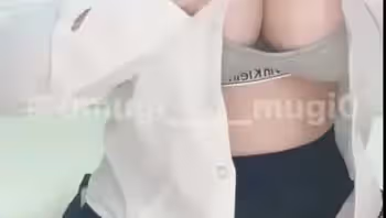 推特網紅0mugimugi0自拍福利，白襯衫下的大白兔呼之欲出