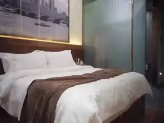 花臂紋身社會哥酒店約操大波浪騷女，吸吮奶子摸穴調情，扛起雙腿就是操，拉著雙手爆操，操的美女呼吸急促