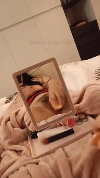 新婚少婦-對著小鏡子ZW自拍