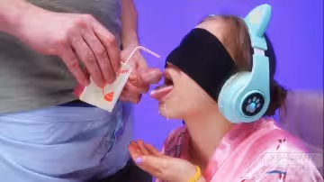 與妹妹玩品嘗猜物的遊戲-一步步玩耍-直到我掏出來我的雞巴來~