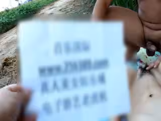 舞蹈系白嫩美妞菲兒農村玉米地旁打地鋪被猥瑣大哥干扣出水按著雙奶爆操旁邊就是道路也不怕被人看到1080P原版