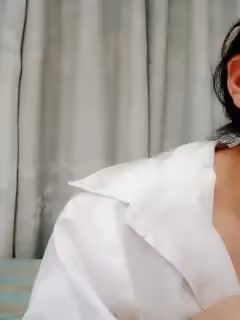 極品美艷模特全程高能露臉發騷，每一個動作都嫵媚撩人，揉奶玩逼情趣肛塞，水嫩逼逼跳蛋自慰舔淫水呻吟可射