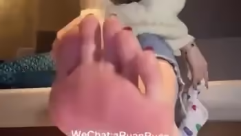 易直播軟軟付費足控福利：用腳丫幫你弄出來
