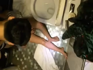 把宿醉初戀女同學帶到酒店來場回憶炮 嘴上說著不讓搞 還是翹美臀迎接J8猛操 無套衝刺內射 高清1080P完整版。