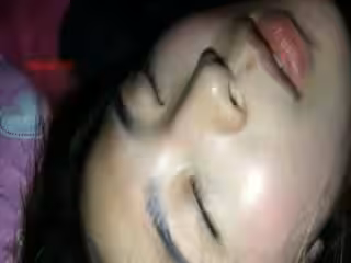 某藝術院校極品美女不小心喝醉後被人換了3套衣服和絲襪進行玩弄，陰毛濃密，小穴和乳房都粉嫩，絕對不止被干一次！