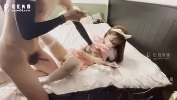 扣扣傳媒Cola醬劇情作品，極品美少女一邊玩遊戲一邊被玩