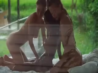 【三個女人】精品大作三個極品身材的美女嫩模在玻璃房內全裸精油按摩。