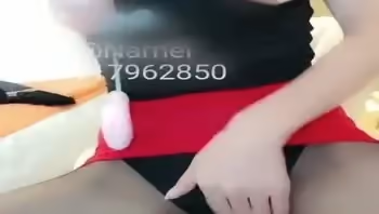 娜美是誰？娜美又叫做完具醬，是知名的微博推特網紅女神，這一部豎屏自拍小視頻中，完具醬穿著高跟鞋和黑絲，配上醒目的紅裙，顯得十分的性感誘人