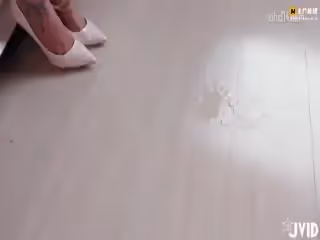 淫蕩少婦被小哥哥綁在沙發上用自慰棒不停抽插不斷高潮！