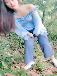 竹林中大戰網紅臉女神，苗條好身材後入操 逼，掰腿側入，感覺像是女人帶了假道具