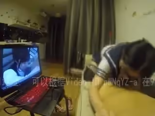 制服絲襪露臉小騷逼沙發上看著黃片學技術給我口交，直接在沙發上乾了上位