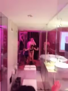 氛圍感十足的酒店_廁所門前站立後入狂操小騷逼。