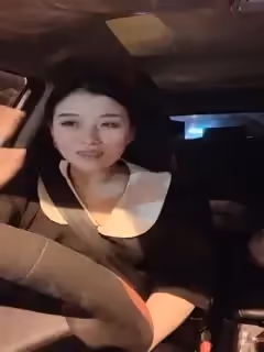 長相不錯的少婦駕車出去玩車震，不過癮再到酒店再來一炮