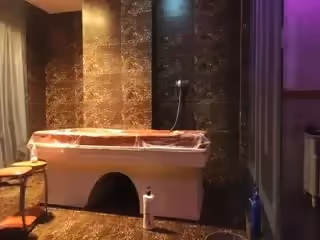 水療館62號女技師偷拍客戶服務,包臀裙水床上乳推,轉戰到床上舔菊花,全套老哥抬起雙腿猛操。