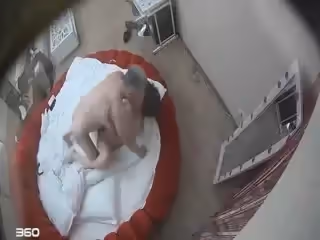 水滴監控偷拍-又是上次那個白髮老頭和年輕貌美情婦啪啪這次有點變態打情婦的臉。