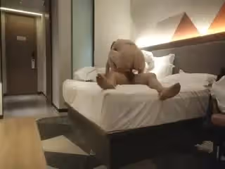探花加錢哥深夜約炮風韻猶存的髮廊老闆娘沙發乾到床上。