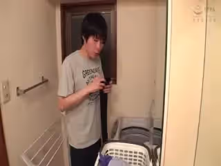 タイトスカート穿いた心優しいデカ尻姊の絶対領域に欲情した弟！媚薬を飲ませると自らニーハイソックスを擦りつけながら淫らにパンツを滴らせカニバサミで中出しを求めた！SPECIAL 大槻ひびき＆桜木優希音mp4