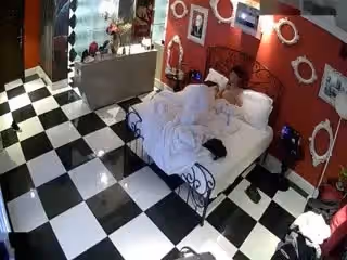 情趣酒店房偷拍帅哥和女朋友开房啪啪。