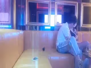 商K包間，來回換了四五個小姐姐，燈紅酒綠激情交合。