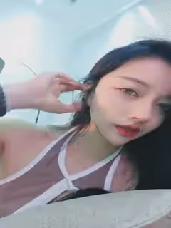 有點混血高挑模特女神，撅起屁股露出美鮑魚，和網友聊聊自己的性事，特寫粉木耳