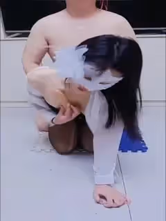 美淫妻 穿著絲襪在地板發騷自慰，必須掏出大雞巴懲罰她！