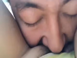开车带着漂亮的学妹到郊区人少的地方玩车震完美露脸